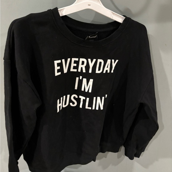 Everyday I’m Hustlin’ black crewneck sweatshirt S - Picture 2 of 4